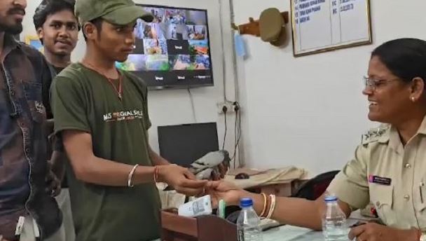Pigeon carrying coded metal ring sparks curiosity in Mayurbhanj village